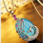 สร้อยคอ โอปอล คริสตัลแท้ ออสเตเรีย สีฟ้า ติด จี้ ตัวหางนกยูง ไข่มุก แสนสวย ตกแต่ง อัญมณี เพชร CZ และ พลอยหลากสี ของขวัญ สุดหรู ให้แฟน 934527_1