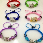 สร้อยข้อมือ เชือกถัก ติด คริสตัล รูป คิตตี้ และ คริีสตัลกลม อีก 2 ลูกด้านข้าง สร้อยข้อมือคิตตี้ ราคาถูก no 603091