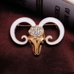 เข็มกลัดติดเสื้อ ติดปกเสื้อ ตกแต่ง เสื้อผ้า เข็มกลัด ดีไซน์ เป็น หน้าวัว พร้อม เขาแสนสวย ตกแต่งด้วย เพชร CZ AAA สุดหรู วินเทจ 909476