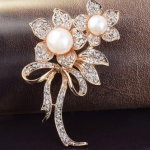 เข็มกลัดติดเสื้อ เข็มกลัดติดหน้าอกเสื้อ เข็มกลัดช่อดอกไม้ทอง ฝังเพชร ติดไข่มุก สวยหรู 543120