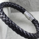 สร้อยข้อมือผู้ชาย กำไลข้อมือ ผู้ชาย สายหนังแท้ สีดำ ถัก เป็น ทรงกระบอก ยาว ถักเกลียวแน่น เชื่อมต่อกันด้วย Stainless steel แท้ 998154