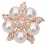 เข็มกลัดติดเสื้อ ติดปกเสื้อ เข็มกลัดติดหน้าอกเสื้อ ดีไซน์ เป็นดอกไม้ ตกแต่งด้วย ไข่มุก 5 เม็ด เกสร จาก เพชร CZ AAA สุดหรู 382243