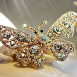 เข็มกลัดติดเสื้อ ติดปกเสื้อ ตกแต่ง เสื้อผ้า เข็มกลัด ฝังเพชร ดีไซน์ เป็น รูป ผีเสื้อ ฝังเพชร สุดหรู เข็มกลัด ออกงาน แบบคุณนาย 185893
