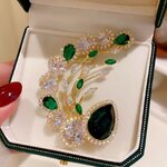 เข็มกลัด ขนนกสีทอง ตกแต่งด้วย เพชร CZ AAA สีเขียวมรกต ส่วนโค้ง สวยงาม เข็มกลัดติดเสื้อ แบบหรูหรา 157812