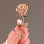 เข็มกลัด ดอกกุหลาบ ฝังเพชร สวยหรู เข็มกลัด ติดเสื้อออกงาน แบบหรูหรา ตกแต่งก้านดอก ด้วยไข่มุก แสนสวย 747159