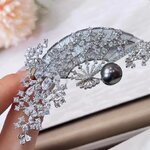 เข็มกลัด ฝังเพชร รูป พัด สีเงิน สีทอง เข็มกลัด ตกแต่งเสื้อผ้า ออกงาน ทางการ แบบสวย ๆ ดีไซน์ เป็น พัดมือ 232929