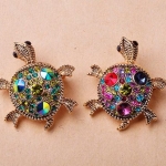 เข็มกลัดติดเสื้อ ติดปกเสื้อ เข็มกลัดติดหน้าอก ตกแต่งเสื้อผ้า รูป เต่า ประดับด้วย Austria Crystal ทอง 18k ของขวัญให้ผู้ใหญ่ 307859