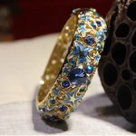 กำไลข้อมือ ผู้หญิง อันใหญ่ ตกแต่ง ด้วย ดาว และ คริสตรัล สีฟ้า สีชมพู สีแดง กำไลแกะลาย แบบสวย ๆ 607311