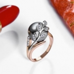 แหวนผู้หญิง แหวนเงิน แหวนทอง ตกแต่งด้วย คริสตรัลแท้ ลายใบไม้ บน ไข่มุก สีเทา สวยหรู ดูแพง 724971