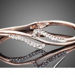 กำไลข้อมือฝังเพชร ทอง 18 K ประดับเพชร Swiss CZ เหมาะสำหรับออกงานมากค่ะ ลาย Curve ตัว S no 524424