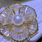 เข็มกลัดดอกไม้ ฝังเพชร ไข่มุก แท้ ตรงกลาง เข็มกลัดดอกไม้ แบบสวย ๆ ติดเสื้อ ออกงานหรู 502257