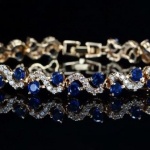 สร้อยข้อมือผู้หญิง สร้อยข้อมือ ฝังเพชร CZ AAA ฝังคริสตรัลแท้ สีทับทิม เขียว มรกต และ น้ำเงิน ลายโค้งสวย 437652