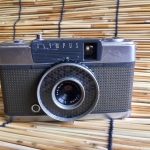 OLYMPUS PEN-EE OLYMPUS D. ZUIKO 28MM. F3.5