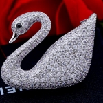 เข็มกลัดติดเสื้อ ติดปกเสื้อ เข็มกลัดติดหน้าอกเสื้อ เข็มกลัดฝังเพชร รูปหงส์ สีเงิน สวยหรู เล่อค่า ของขวัญสุดพิเศษ 163944