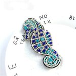 เข็มกลัด ติดเสื้อ เข็มกลัด ม้าน้ำ ตกแต่ง ด้วยคริสตรัลแท้ สีฟ้า เข็มกลัดรูปสัตว์ ม้าน้ำ แบบสวย ดีไซน์เก๋ 925961