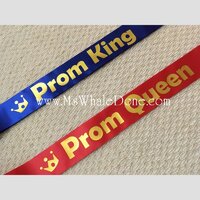 แบบที่6. เซ็ต2ชิ้น : แดง PROM QUEEN, น้ำเงิน PROM KING ขนาด6×200 ซม. ผ้ามันเงา ปลายหางปลาตัดออกได้ ผ้าไม่รุ่ย
