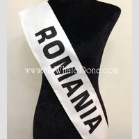 แบบที่12. ขาว อักษรดำ ไม่แต่งขอบ ROMANIA ขนาด11×165 ซม. ผ้ากึ่งเงากึ่งด้าน ปลายตรง มีตำหนินิดหน่อย