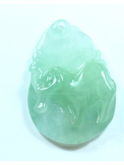 หยกน้ำแข็งแกะเป็นรูปโค (ฉลู)icejade