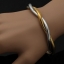 กำไลข้อมือผู้หญิง กำไลทอง 18 K และ กำไลเงิน Platinum ดีไซน์ ตีเกลียว คล้าย เส้นลวด เงิน และ ทอง ไขว้กัน แบบเรียบ ๆ หรูหรา ของขวัญเก๋ ๆ 379548