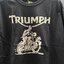 Oil leak เสื้อยืดแขนยาว คอกลม เสื้อยืด Triumph สีดำ ลายสัญลักษณ์ อังกฤษ ผู้ชาย แบรนด์ OIL LEAK Size M/L/XL สำเนา ดำ