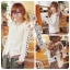 เสื้อไหมพรมถัก แต่งลายดอกไม้ สีขาวครีม กระดุมไม้ แบบสวยน่ารักมากเลยคะ