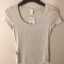 เสื้อยืด สีเทาอ่อน H&M เนื้อผ้ายืดหยุ่นสูง ทรงสวย เข้ารูป หรูมากคะ Size Xs/S/M/L เทาอ่อน