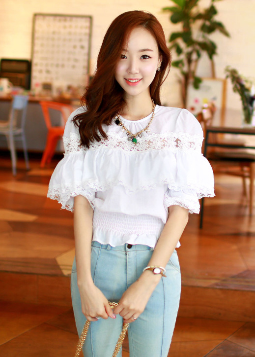 เสื้อลูกไม้สีขาว + กางเกงยีนส์
